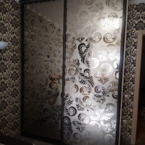 Двери-купе с пескоструйным рисунком на зеркале Бронза