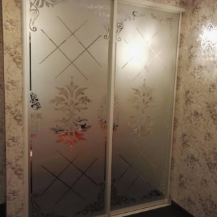 Двери-купе со вставками зеркал Серебро с пескоструйным рисунком на матовом фоне